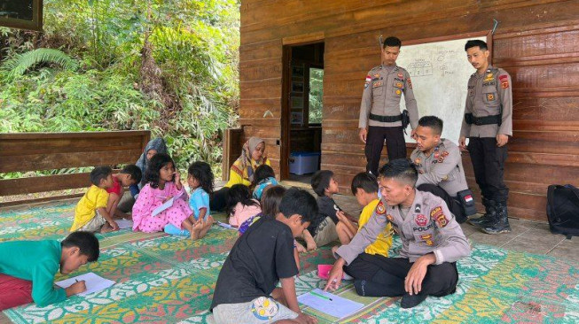 Polisi Rimba Keturunan SAD Ajari Anak-anak SAD Menulis dan Menggambar