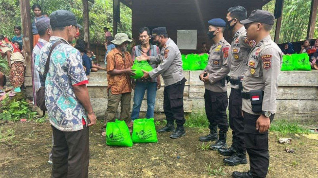 Warga SAD Senang Dapat Bantuan Sembako Dari Kapolda Jambi