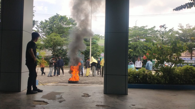 Mahasiswa UIN STS Jambi Berontak, Bakar Ban di Depan Kampus