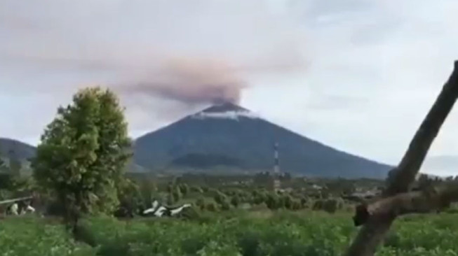 Gunung Kerinci Erupsi, Petani Tetap ke Kebun