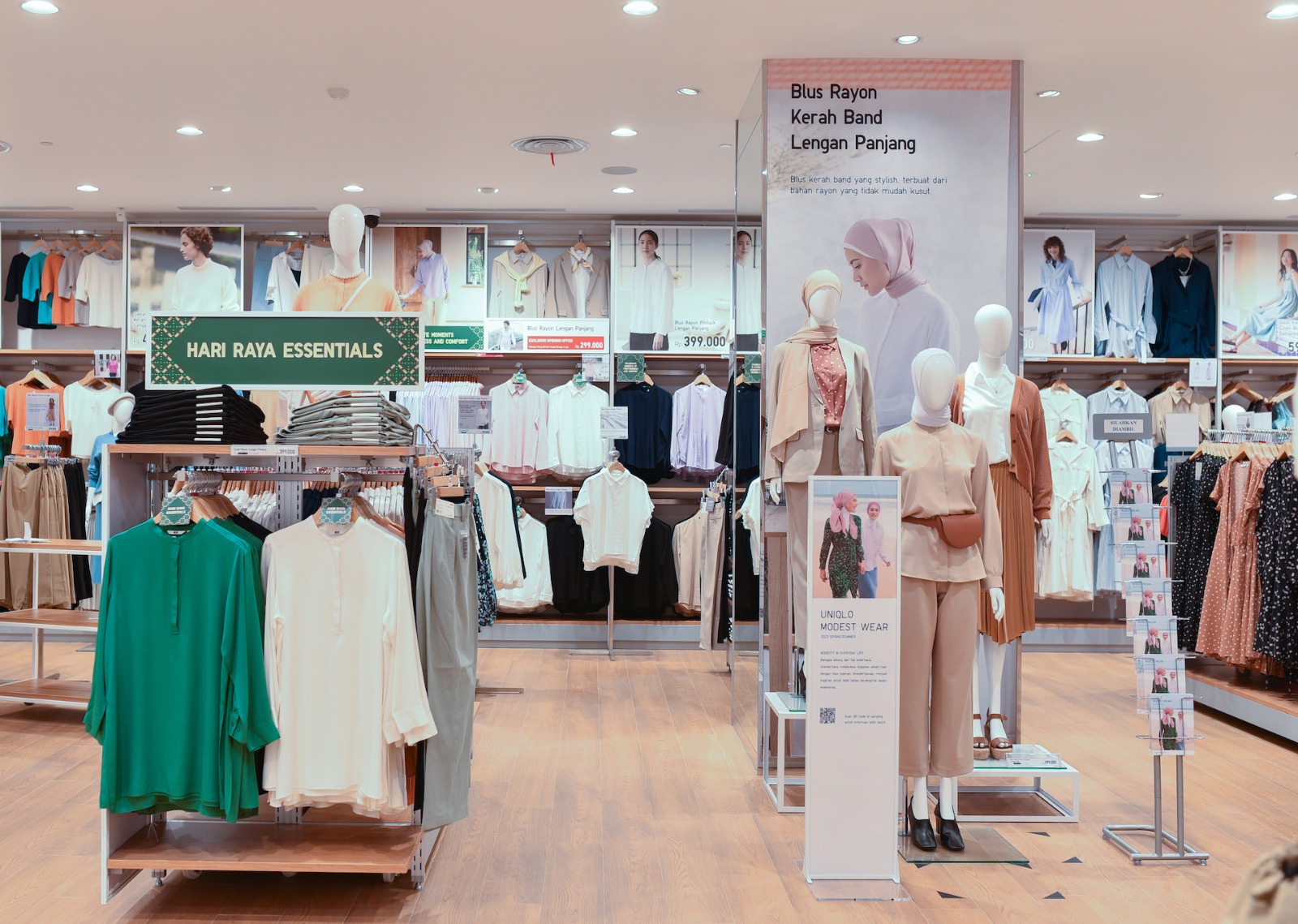 Koleksi UNIQLO Modest Wear (kanan) dan Hari Raya (kiri). (Foto Ahmad Muzir)