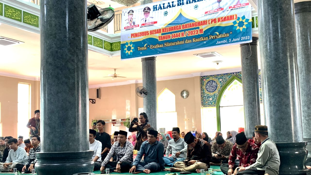 Para Tokoh Masyarakat Batanghari foto bersama usai kegiatan Halal Bihalal. ( Foto: Dok PB Kabari)