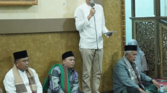 PJ Bupati Muaro Jambi, Bachyuni Deliansyah Serahkan Bantuan Rp 10 Juta untuk Masjid Darussalam Desa Senaung Saat Peringatan Malam Nuzulul Qur’an