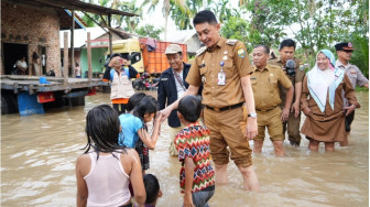 Penjabat Bupati Muaro Jambi, Bachyuni Deliansyah Tinjau Banjir di Sungai Gelam