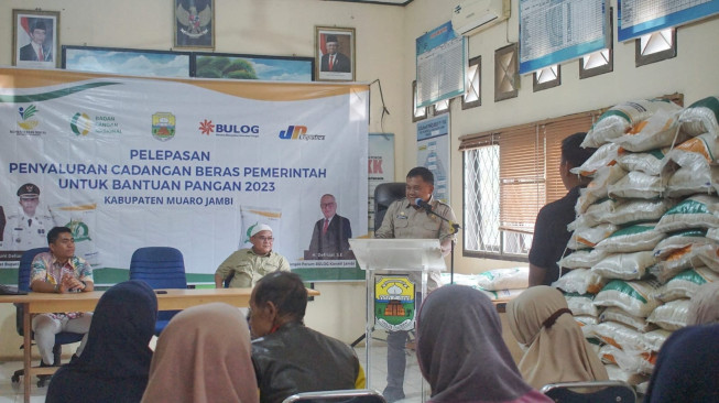 Pemkab Muaro Jambi, Salurkan 150 Ton Beras Cadangan Beras Pemerintah Untuk Warga Kumpeh