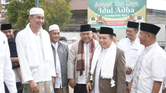 Gubernur Jambi, Al Haris dan Pj. Bupati Muaro Jambi Bachyuni Deliansyah Sholat Idul Adha di Kelurahan Sengeti