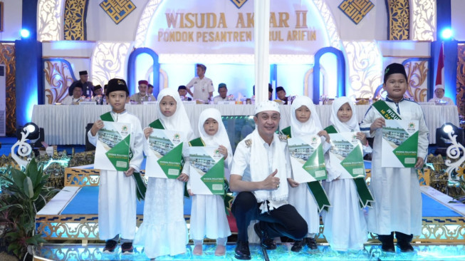 Wisuda Akbar Pondok Pesantren Darul Arifin di Hadir Gubernur dan Pj Bupati Muaro Jambi