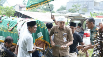 Pj Bupati Muaro Jambi, Bachyuni Deliansyah Ikut Gotong Keranda Jenazah Alm Parinem binti M Kalil, Ibunda Sekda Muaro Jambi.