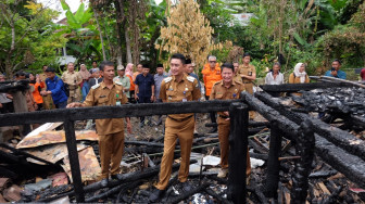 Bachyuni Deliansyah Bantu Korban Rumah Kebakaran di Desa Bakung