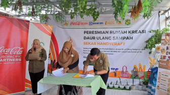 Tingkatkan Pemanfaatan Sampah, CCEP Indonesia dan BSINN Resmikan Rumah Kreasi Daur Ulang Sampah “Sekar Handycraft”