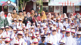 Bunda PAUD Kabupaten Muaro Jambi, Faradillah Zahara Bachyuni Tinjau Proses Belajar Murid Baru Sekolah Dasar di Mestong