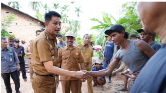 Pemkab Muaro Jambi Beri Bantuan ke Korban Pohon Tumbang