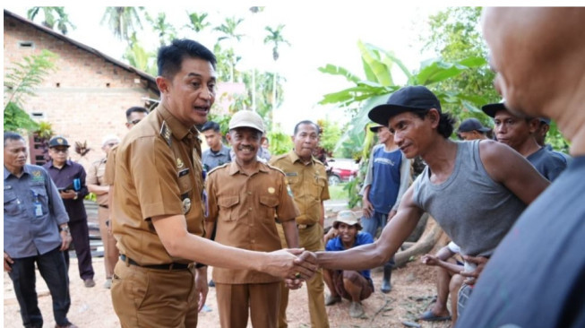 Pemkab Muaro Jambi Beri Bantuan ke Korban Pohon Tumbang