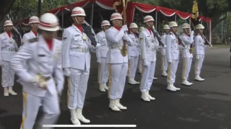 Komandan Pembawa Panji Panji Kebesaran TNI dan Polri Sempoyongan dan Jokowi Lantik 833 Perwira Remaja Lulusan Akmil dan Akpol Tahun 2023