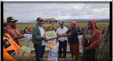 Kapolri Salurkan 264,7 Ton Beras dan 1.500 Sembako untuk Warga Papua Tengah  yang Terdampak Kekeringan dan Kelaparan.