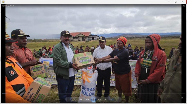 Kapolri Salurkan 264,7 Ton Beras dan 1.500 Sembako untuk Warga Papua Tengah  yang Terdampak Kekeringan dan Kelaparan.