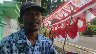 Penjual Bendera di Pinggir Jalan Kalah Saing Sama Penjualan Online