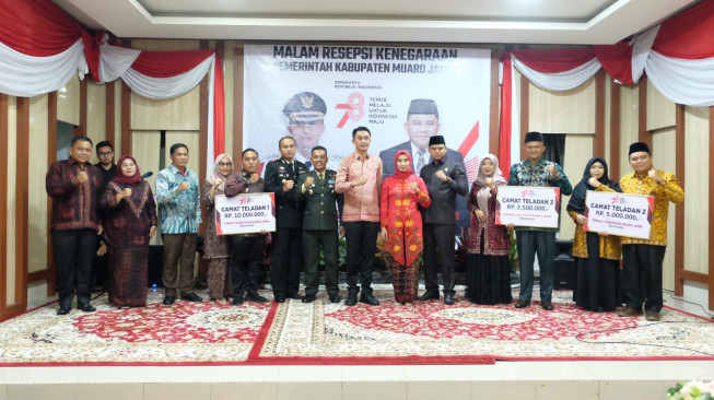 Pj Bupati Muaro Jambi Serahkan Penghargaan Kepada Camat Teladan Tahun 2023