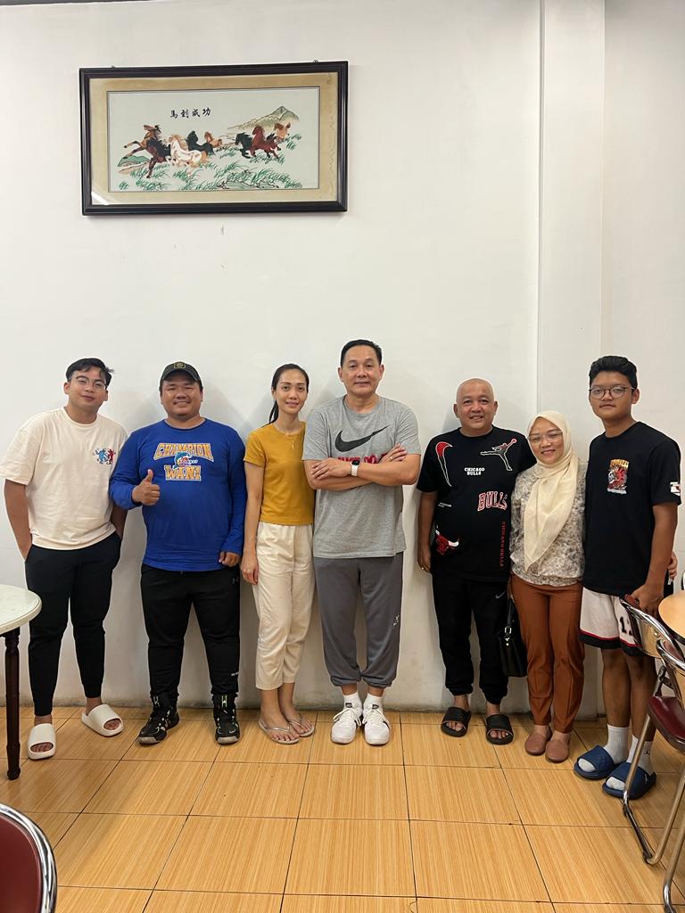 Arif Gunato berikan ilmu kepada peserta coaching clinic di GOR Kita Baru, Senin (28/8/2023) ( foto: Ahmad Muzir)