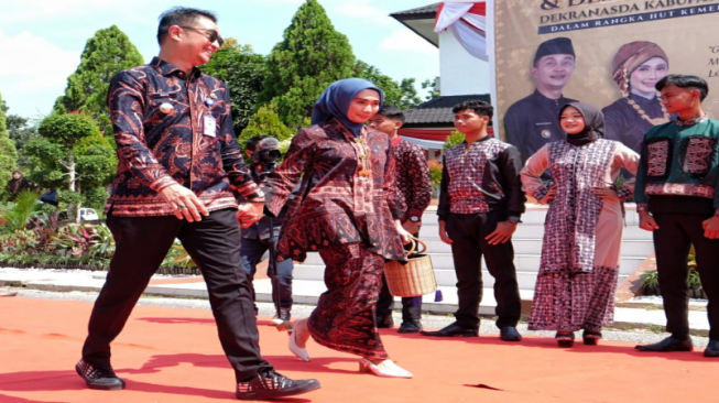 Top Model Kabupaten Muaro Bachyuni Deliansyah dan Fadillah Zahara Peragakan Batik Muaro Jambi.