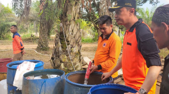 Warga Desa Tarikan dan Lopak Alai, Kumpeh Ulu Kesulitan Air Bersih, Pj Bupati Distribusikan Satu Tangki Air Bersih.