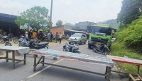 Jalan  Bangko-Kerinci Diblokir, Lalu Lintas Macet Total