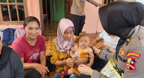 Polri Gelar Bakti Kesehatan dan Melakukan Trauma Healing Bagi Para Pelajar di Pulau Rempang.