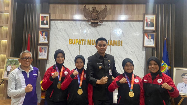 Pj Bupati Muaro Jambi Bachyuni Deliansyah Dikunjungi Para Atlet  Taekwondo Peraih Medali Emas