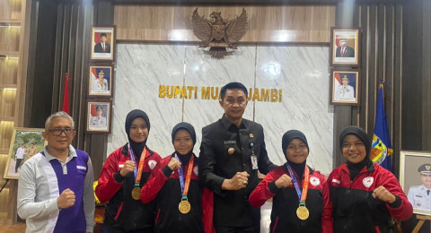 Pj Bupati Muaro Jambi Bachyuni Deliansyah Dikunjungi Para Atlet  Taekwondo Peraih Medali Emas