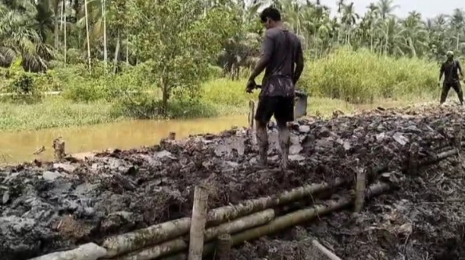 Proyek Tanggul Longsor di Sungai Gebar Diperbaiki dengan Cangkul