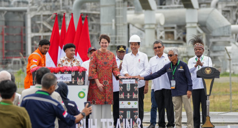 Jokowi Resmikan Proyek Tangguh Train 3 dan Ground Breaking Proyek UCC, AKM dan Blue Amonia di Papua Barat