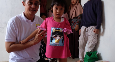 Penjabat Bupati Muaro Jambi Bachyuni Deliansyah,  Memberikan Bantuan Kaki Palsu Kepada Arsila Putri Azhari