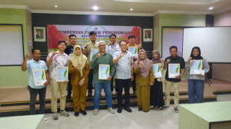 DLH Provinsi Jambi Serahkan Hadiah Kepada 10 Finalis Lomba Fotografi Peduli Sungai Batanghari