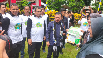 Gubernur Jambi Al Haris Serahkan Hadiah Kepada Pemenang Lomba Kampung Mantap Lingkungan Hidup Tahun 2023