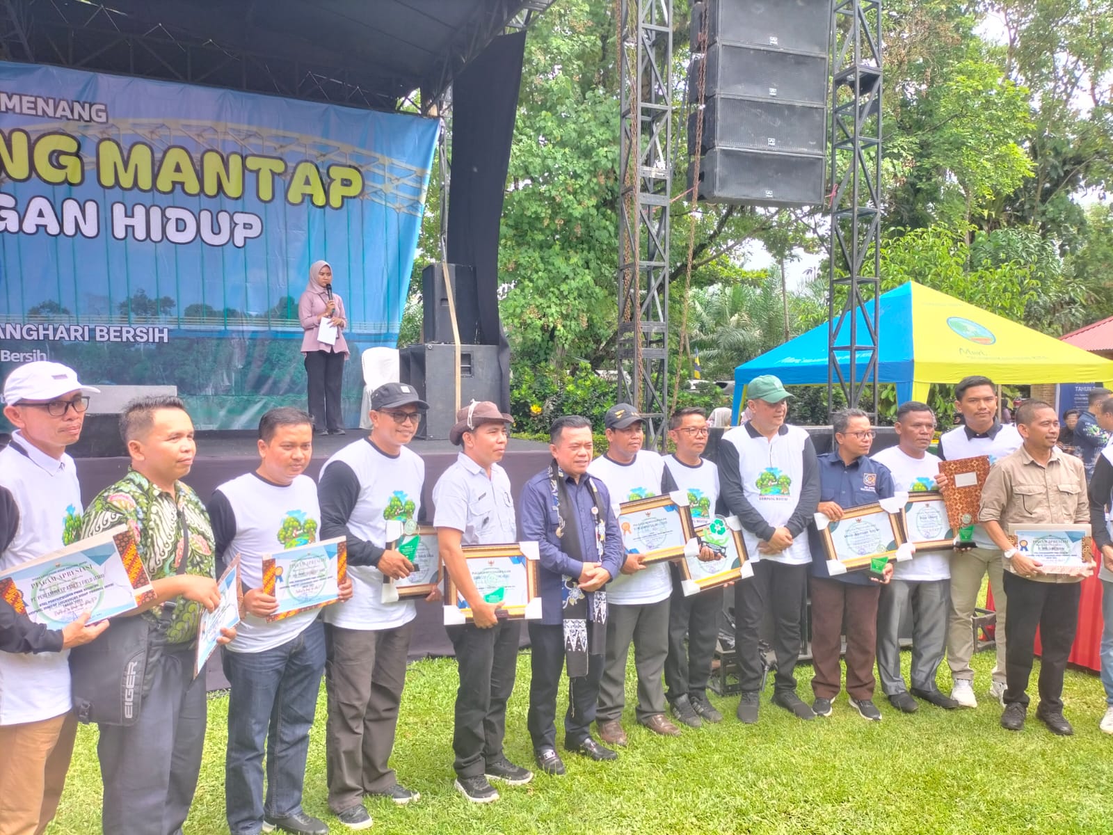 Gubernur Jambi Al Haris menyerahkan hadiah kepada pemenang Program Kampung Mantap Lingkungan Hidup, Sabtu (16/12/2023) (foto: Ahmad Muzir/ kabar18.com)