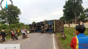 Truk Fuso Terbalik di Betung, Tutupi Jalan Palembang Jambi