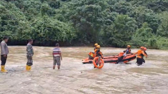 BREAKING NEWS: Diduga Perahu Bocor, 1 Anggota Basarnas Hanyut di Sungai Penetai