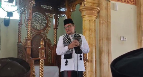 H Maulana Sholat Jumat dan Beri Sumbangan Untuk Masjid Istiqomah Penyengat Rendah