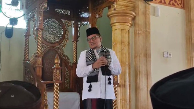 H Maulana Sholat Jumat dan Beri Sumbangan Untuk Masjid Istiqomah Penyengat Rendah