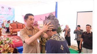 Pj Bupati Muarojambi Lantik dan Kukuhkan Pengurus LAMJ Desa Ujung Tanjung