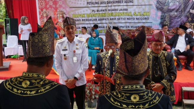 PJ Bupati Muaro Jambi Kukuhkan Ketua LAMJ Desa Sido Mukti dan Desa Mingkung Jaya