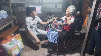 Pj Bupati Bachyuni Berikan Seorang Nenek Alat Bantu Jalan, Keluarga Sumringah