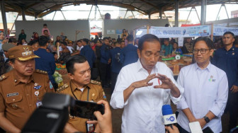 Presiden Jokowi Kunjungi Pasar Rakyat dan Gudang Bulog Sarko