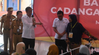 Bertemu Jokowi, Para Janda di Merangin Minta Lowongan Kerja, Penerima Bantuan Beras yang Hafal Pancasila Dapat Sepeda