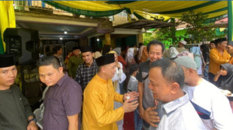 Halal Bihalal di Rumah Budi Setiawan, Warga Rela Antri dan Menunggu untuk Bersalaman