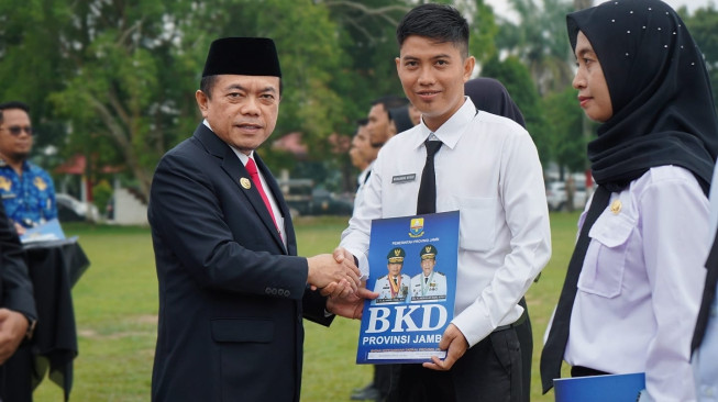 Gubernur Jambi Al Haris Serahkan SK 1.860 PPPK Pemprov Jambi Formasi 2023