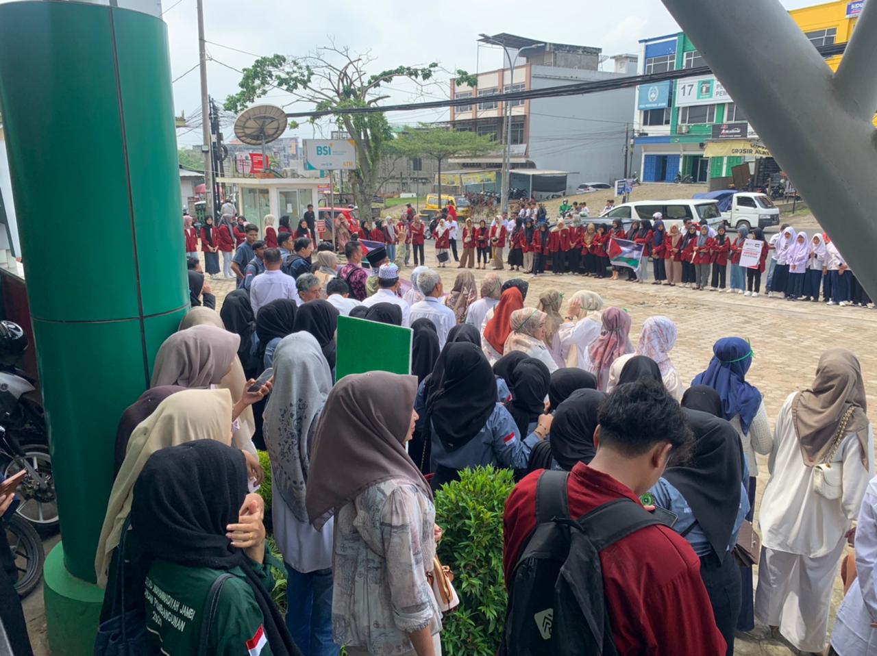Civitas Akademika UM Jambi Gelar Aksi di Pelataran Kampus, Selasa (7/4/2024) foto: UM Jambi