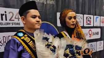 Shakila dan Erdin Ramadhani Almata Raih Juara 1 Pemilihan Duta Bahasa Indonesia Tingkat Provinsi Jambi