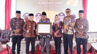 Gubernur Serahkan Sertifikat Indikasi Geografis untuk Komoditas Nanas Desa Tangkit Baru, Kabupaten Muaro Jambi.
