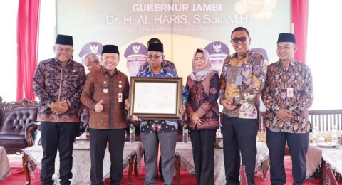 Gubernur Serahkan Sertifikat Indikasi Geografis untuk Komoditas Nanas Desa Tangkit Baru, Kabupaten Muaro Jambi.